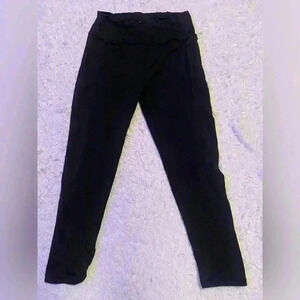 Ladies fitted black leggings/capris with two side pockets. Size medium